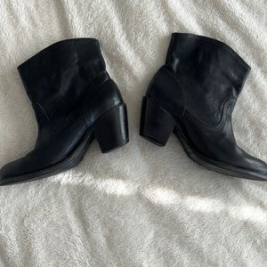 Frye Judith Bootie